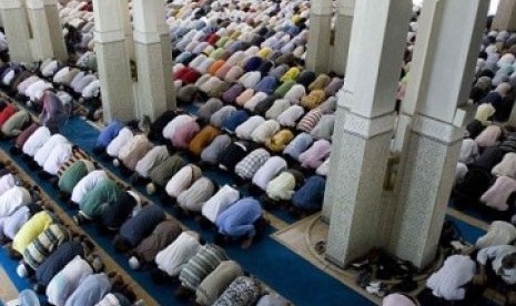 Umat Muslim menggelar shalat tarawih di salah satu masjid di kota Roma, Italia.