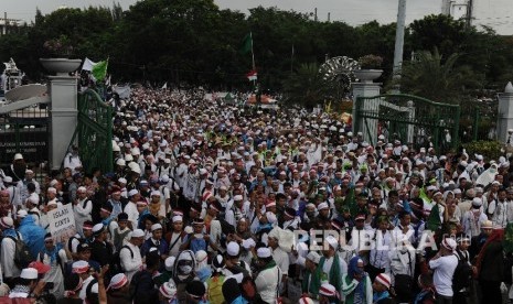 Jutaan umat Muslim mengikuti aksi damai di kawasan Monas dan sekitarnya di Jakarta, Jumat (2/12). 