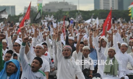 Umat muslim mengikuti aksi damai di kawasan Monas, Jakarta, Jumat (2/12).