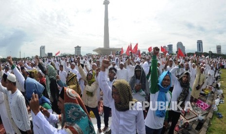 Umat muslim mengikuti aksi damai di kawasan Monas, Jakarta, Jumat (2/12).