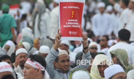 Umat muslim mengikuti aksi damai di kawasan Monas, Jakarta, Jumat (2/12).