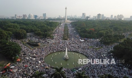 Umat Islam mengikuti aksi reuni 212 di Bundaran Bank Indonesia, Jakarta, Ahad (2/12/2018). 