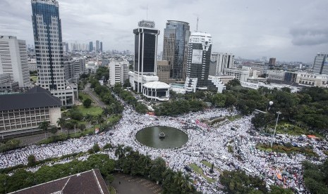 Umat muslim mengikuti aksi Super Damai 212 di kawasan Monas, Jakarta, Jumat (2/12). 