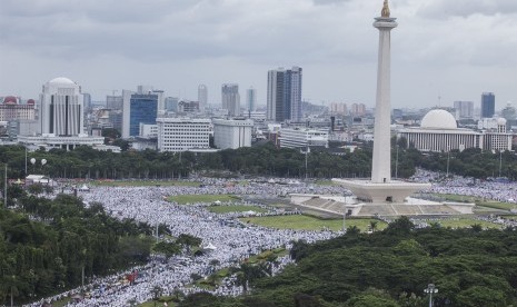 Umat muslim mengikuti aksi Super Damai 212 di kawasan Monas, Jakarta, Jumat (2/12). 