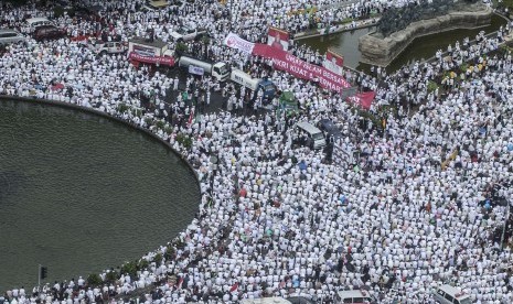 Umat muslim mengikuti aksi Super Damai 212 di kawasan Monas, Jakarta, Jumat (2/12). 