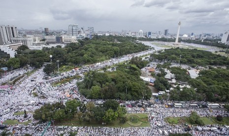 Umat muslim mengikuti aksi Super Damai 212 di kawasan Monas, Jakarta, Jumat (2/12). 