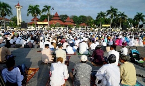 Umat Muslim mengikuti shalat ied di Alun-alun Kabupaten Indramayu, Jawa Barat, Senin (28/7). Hari ini umat Muslim merayakan Hara Idul Fitri 1435 H berdasarkan hasil sidang isbat oleh Pemerintah. Fotografer :