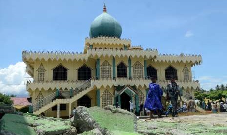 Umat muslim meninggalkan Masjid Al Ikhlas usai menunaikan Salat Jumat pekan kedua pascagempa dan tsunami Palu-Donggala di Biromaru, Kabupaten Sigi, Sulawesi Tengah, Jumat (12/10). 