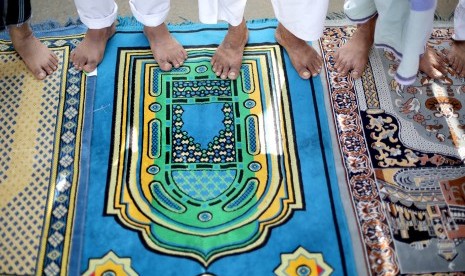 Seluruh Masjid di Kolkata Kembali Dibuka. Foto: Umat Muslim menjalani ibadah di Masjid Kalkuta, India.