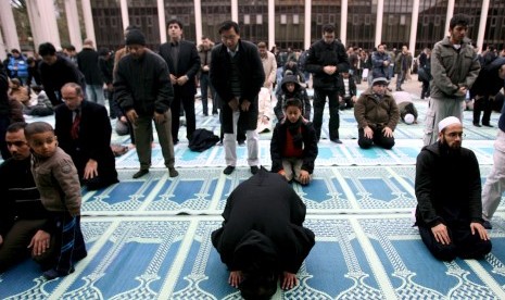 Partai Konservatif Menang, Muslim Inggris Khawatir. Foto ilustrasi umat Muslim menjalankan ibadah di salah satu masjid di London, Inggris.