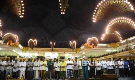  Sholat Jumat Masjid Raya Jakarta Islamic Centre Ditiadakan. Foto: Sholat jamaah di Masjid Jakarta Islamic Centre.