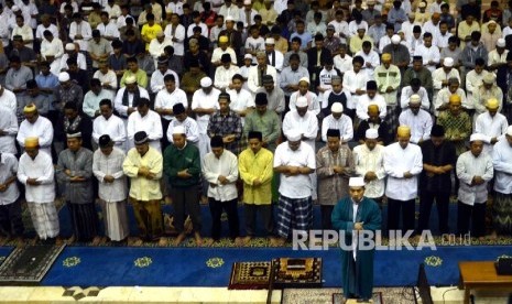  Umat Muslim menjalankan ibadah shalat Taraweh pertama di Masjid Jakarta Islamic Centre (JIC), jakarta Utara.