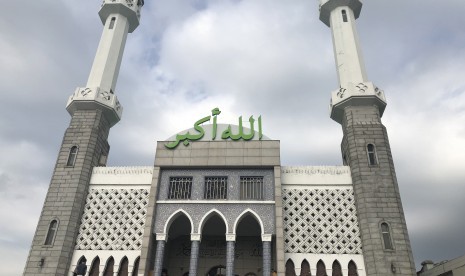 Umat Muslim menjalankan ibadahnya di salah satu masjid di Kota Seoul, Korea.