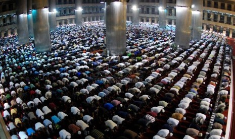 Umat muslim menjalankan salat tarawih pertama bulan Ramadhan 1435 Hijriyah di Masjid Istiqlal, Jakarta Pusat, Sabtu (28/6). (foto : Raisan Al Farisi)