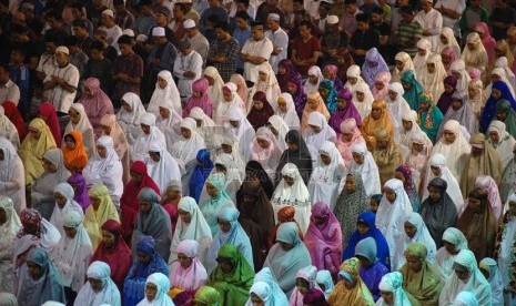 Umat muslim menjalankan salat tarawih pertama bulan Ramadhan 1435 Hijriyah di Masjid Istiqlal, Jakarta Pusat, Sabtu (28/6). (foto : Raisan Al Farisi)