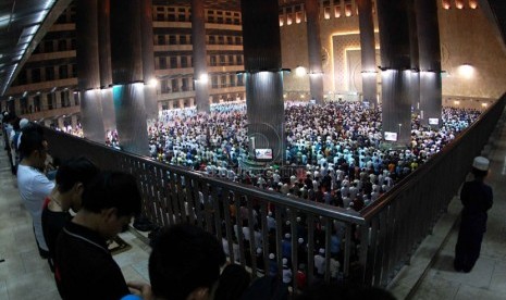 Umat muslim menjalankan salat tarawih pertama bulan Ramadhan 1435 Hijriyah di Masjid Istiqlal, Jakarta Pusat, Sabtu (28/6). (foto : Raisan Al Farisi)