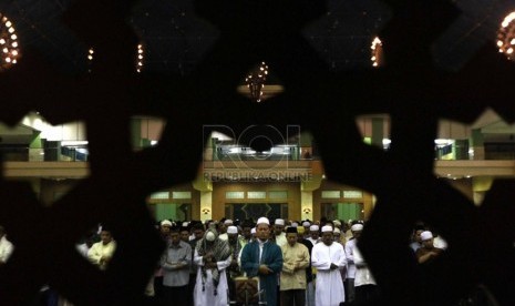  Umat muslim menjalankan salat Tarawih pertama Ramadhan 1435 Hijriyah di Masjid Jakarta Islamic Center, Jakarta, Sabtu (28/6). (Republika/Adhi Wicaksono)