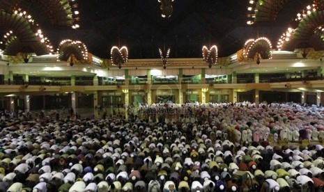  Umat muslim menjalankan salat Tarawih pertama Ramadhan 1435 Hijriyah di Masjid Jakarta Islamic Center, Jakarta, Sabtu (28/6). (Republika/Adhi Wicaksono)