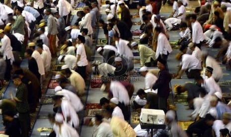  Umat Muslim menjalankan shalat Tarawih pertama bulan suci Ramadhan 1434 H di Masjid Istiqal, Jakarta, Selasa (9/7).  (Republika/Rakhmawaty La'lang)