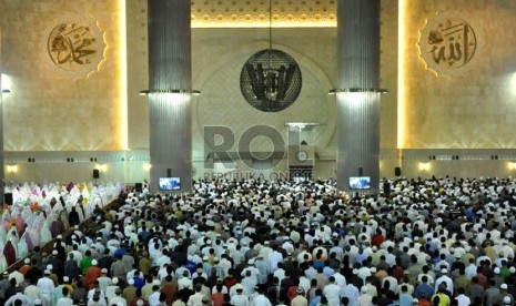  Umat Muslim menjalankan shalat Tarawih pertama bulan suci Ramadhan 1434 H di Masjid Istiqal, Jakarta, Selasa (9/7).  (Republika/Rakhmawaty La'lang)