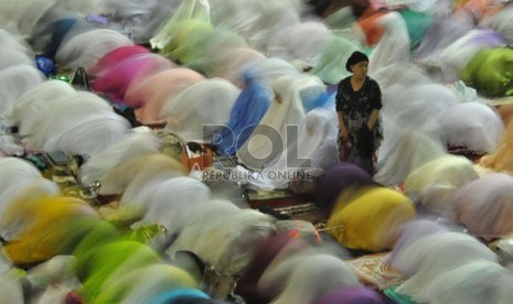  Umat Muslim menjalankan shalat Tarawih pertama bulan suci Ramadhan 1434 H di Masjid Istiqal, Jakarta, Selasa (9/7).  (Republika/Rakhmawaty La'lang)