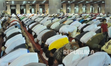 Umat Muslim menjalankan shalat Tarawih. 