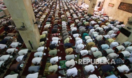 Umat muslim menunaikan ibadah shalat Tarawih pertama di Masjid Raya Sabilal Muhtadin, Banjarmasin, Kalimantan Selatan, Ahad (5/5/2019).