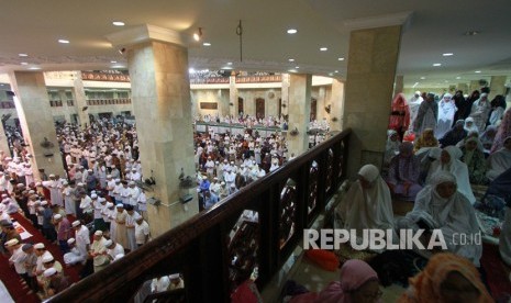 Umat muslim menunaikan ibadah shalat Tarawih pertama di Masjid Raya Sabilal Muhtadin, Banjarmasin, Kalimantan Selatan, Ahad (5/5/2019). 