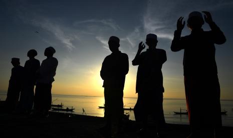 Umat muslim menunaikan Shalat Idul Fitri 1441 H di Masjid AL-Mabrur, Kenjeran, Surabaya, Jawa Timur, Ahad (24/5/2020). Sejumlah masjid di beberapa kampung di Surabaya tetap melaksanakan Shalat Idul Fitri meski pemerintah menghimbau untuk melaksanakannya di rumah di tengah pandemi COVID-19.