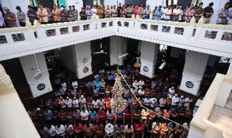 Umat Muslim menunaikan shalat Jumat di Masjid Cut Meutia, Jakarta.