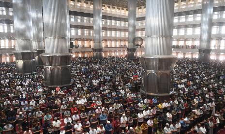 Umat muslim menunaikan Shalat Jumat di Masjid Istiqlal, Jakarta, Jumat (8/4/2022). Presiden Jokowi salurkan qurban ke Masjid Istiqlal dan Jakarta Islamic Centre. Ilustrasi.