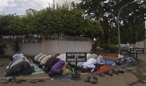 Umat muslim Nigeria melakukan salat di tepi jalan dekat kantor Kedutaan Besar RI di Abuja, Nigeria, Selasa (12/9). 