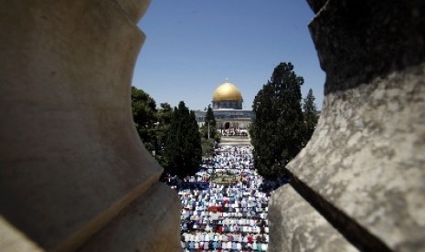 Umat Muslim Palestina tampak sedang shalat di lapangan Masjid Al Aqsa.