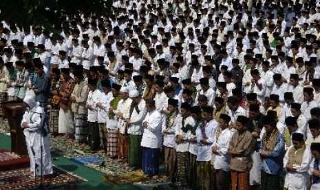 Umat Muslim saat melaksanakan shalat Istisqa atau shalat sunah minta hujan.