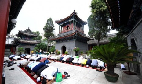 Umat Muslim saat menjalankan shalat Jumat di Masjid Niujie di Beijing, Cina.