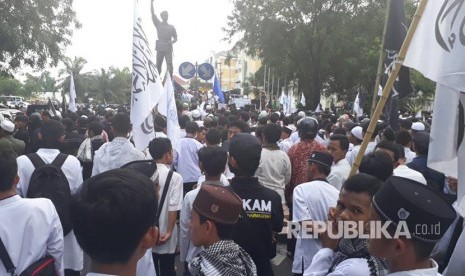 Umat Muslim se-Solo Raya menggelar aksi simpatik menjaga independensi hakim dalam persidangan kasus penistaan Al Qur’an yang dilakukan oleh Gubernur DKI Jakarta Basuki Tjahtja Purnama alias Ahok. 