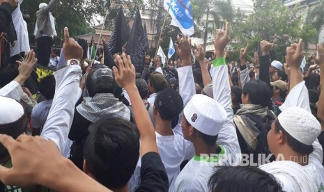 Umat Muslim se-Solo Raya menggelar aksi simpatik menjaga independensi hakim dalam persidangan kasus penistaan Al Qur’an yang dilakukan oleh Gubernur DKI Jakarta Basuki Tjahtja Purnama alias Ahok. 