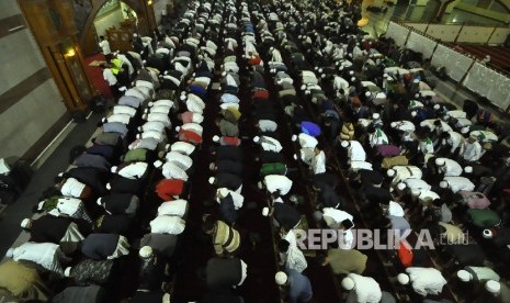  Umat Muslim shalat Subuh berjamaah di Masjid Pusdai, Jalan Diponegoro, Kota Bandung, Kamis (26/1). 