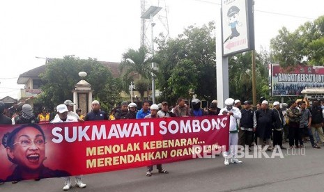 Aksi unjuk rasa terkait puisi Sukmawati Soekarnoputri