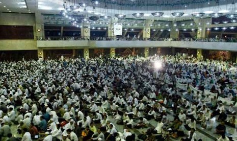 Umat muslim tengah memanjatkan doa di Masjid At Tin, Jakarta Timur.