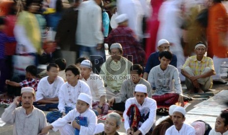  Umat Muslim tengah mengikuti Shalat Idul Fitri di pelataran jalan Pasar Senen, Jakarta Pusat, Kamis (8/8).  (Republika/ Yasin Habibi)