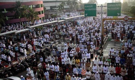  Umat Muslim tengah mengikuti Shalat Idul Fitri di pelataran jalan Pasar Senen, Jakarta Pusat, Kamis (8/8).  (Republika/ Yasin Habibi)