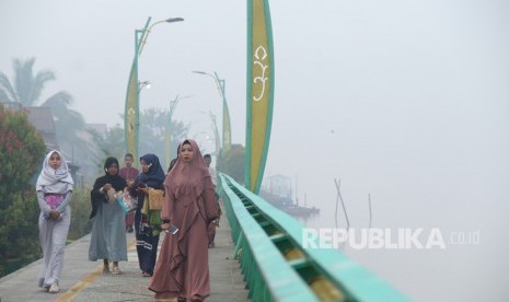 Muslim di Perbatasan Malaysia Gelar Sholat Id di Masjid. Ratusan umat Muslim di Kecamatan Badau, daerah perbatasan Indonesia-Malaysia wilayah Kapuas Hulu, Kalimantan Barat, tetap melaksanakan sholat Idul Fitri 1441 H/2020 di Masjid Nurul Hudud Badau. Foto ilustrasi.