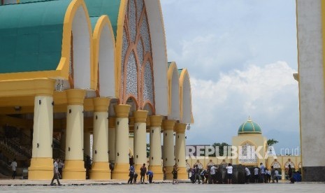 Umat muslimmemasuki masjid untuk melaksanakan Sholat di Masjid komplek Islamic Center Mataram, Lombok, NTB. Sabtu (28/1)