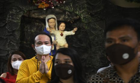 Umat Nasrani mengikuti ibadah perayaan Natal di Gereja Katedral, Makassar, Sulawesi Selatan, Sabtu (25/12). Epidemiolog mengapresiasi masyarakat yang tetap menaati protokol kesehatan (prokes) saat berada di tempat ibadah dan wisata.