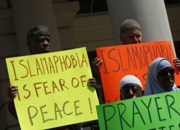 Umat Islam demonstrasi di tangga Balaikota New York