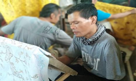 UMKM Batik ini selain melestarikan budaya lokal dengan batik genturan khas Cianjurnya, para pengrajin maupun pekerjanya merupakan penyandang difabel, sehingga program ini harapannya dapat membantu teman-teman difabel sebagai penerima manfaat program. 