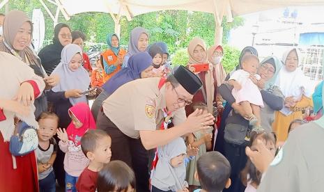 UMKM Bosama Bojongsari, memberikan donasi makanan sehat untuk 75 anak stunting di Kelurahan Duren Mekar, Bojongsari, Kota Depok. Total ada 460 anak stunting se Kecamatan Bojongsari yang akan mendapatkan donasi dari Baksos UMKM Bosama Peduli Stunting 2022.