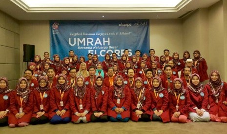 CEO Elcorps Elidawati Ali Oemar (duduk, syal hijau) berfoto bersama dengan jamaah umrah keluarga besar Elcorps 2017 menjelang keberangkatannya ke Tanah Suci, Sabtu (25/2).