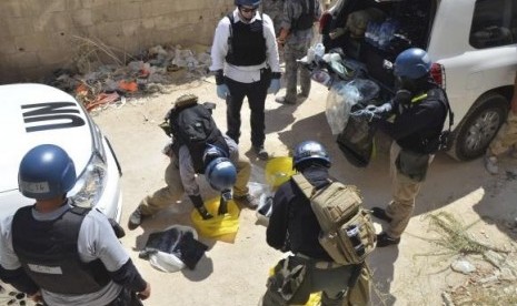 UN chemical weapons experts prepare before collecting samples from one of the sites of an alleged chemical weapons attack in Damascus' suburb of Zamalka August 29, 2013.